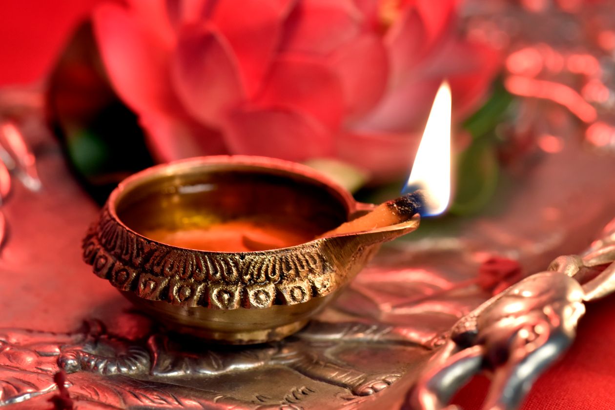 दिवाली बोनस और गिफ्ट पर टैक्स 2026 - जलता हुआ दीया