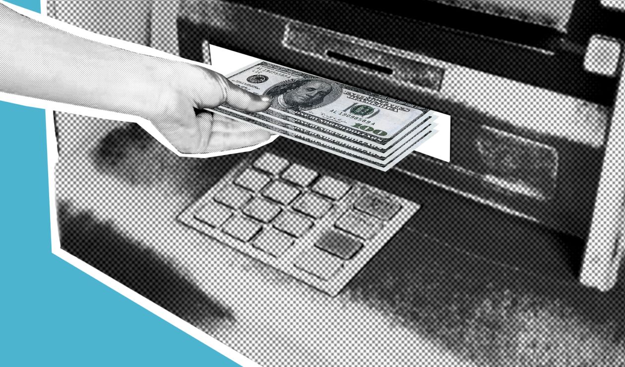 PF Withdrawal के लिए ATM में कार्ड डालता व्यक्ति, प्रतीकात्मक तस्वीर